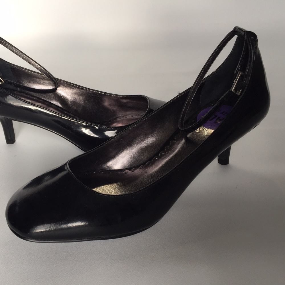NEW BCBG black patent leather shoes